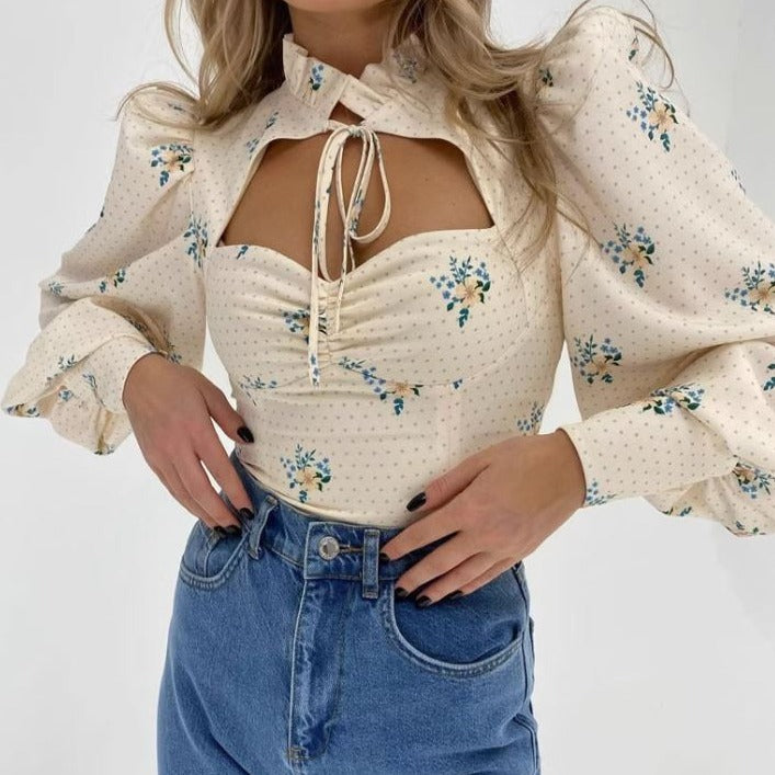 Top Talitha cu decolteu accesorizat si maneci bufante