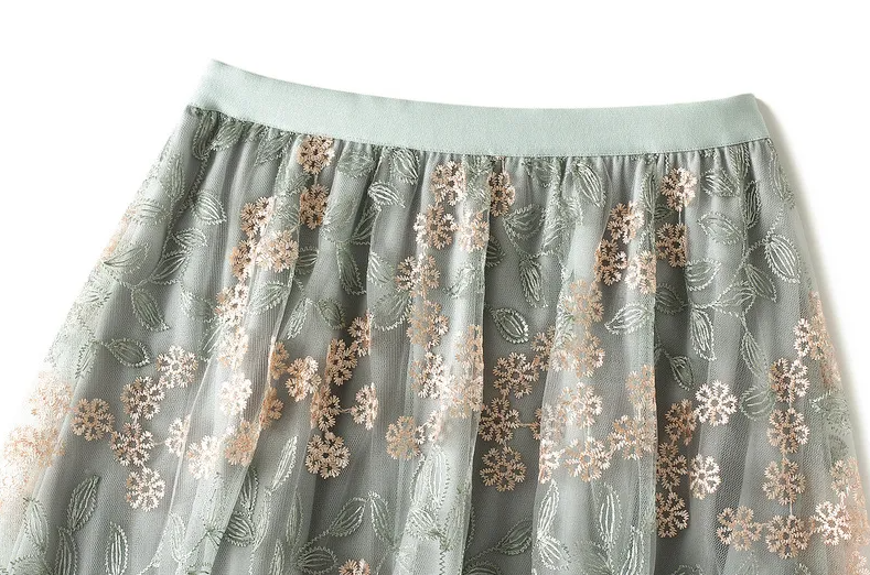 Fusta Doriane albastra din tulle cu insertii florale brodate