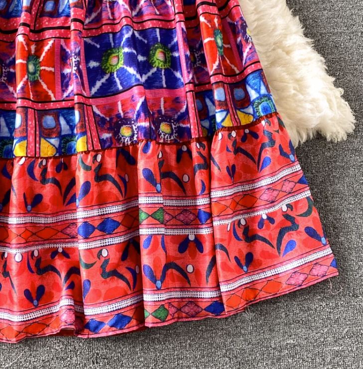Rochie Cordelia rosie cu imprimeu deosebit brodat si bretele reglabile
