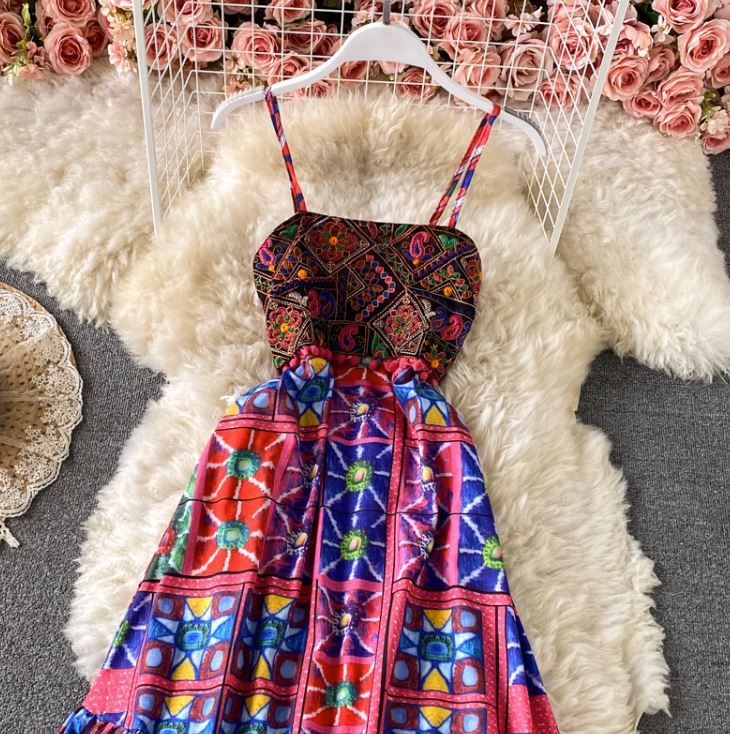 Rochie Cordelia rosie cu imprimeu deosebit brodat si bretele reglabile