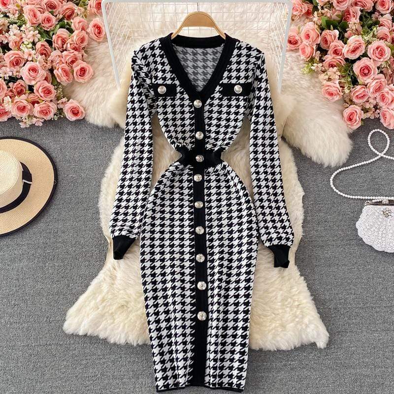 Rochie Hasha neagra accesorizata cu nasturi decorativi