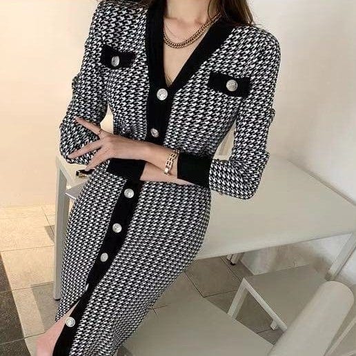 Rochie Hasha neagra accesorizata cu nasturi decorativi