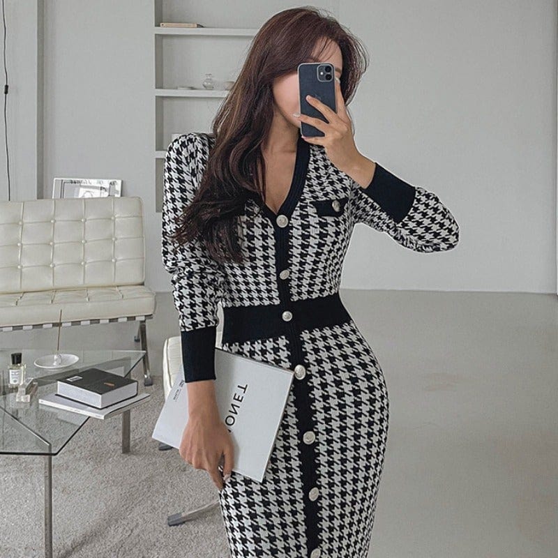 Rochie Hasha neagra accesorizata cu nasturi decorativi