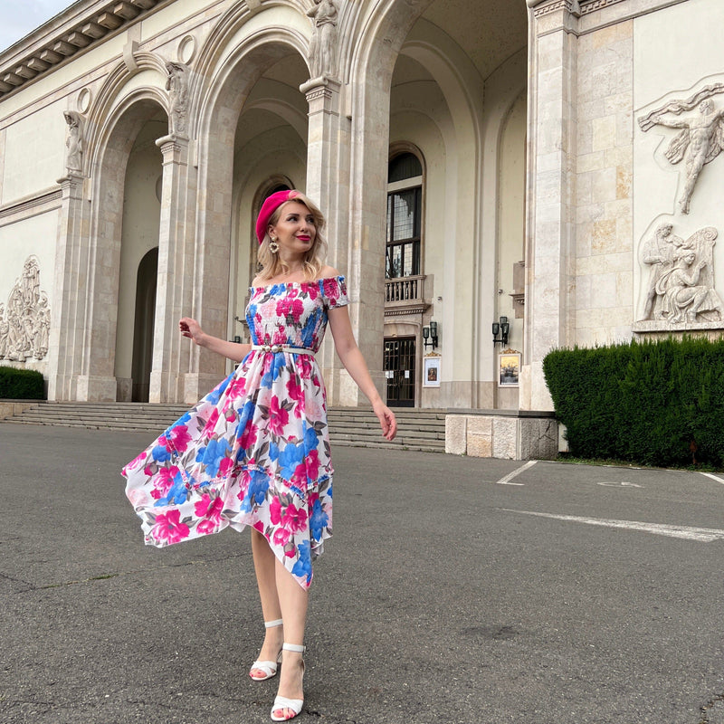 Rochie Marilyn roz cu imprimeu floral si croi asimetric