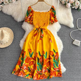Rochie Lanna galbena cu decolteu patrat si imprimeu floral