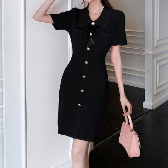 Rochie Evania neagra cu brosa tip funda si nasturi metalici
