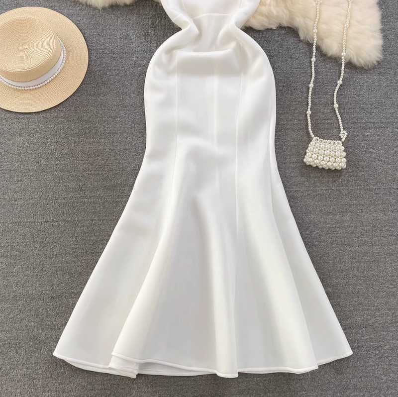 Rochie Enyta alba cu croi mulat si flori 3D pe umeri