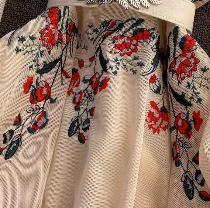 Rochie Kamina crem cu broderie florala si maneci tip clopot