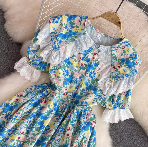 Rochie Denny albastra cu guler lat accesorizat cu dantela