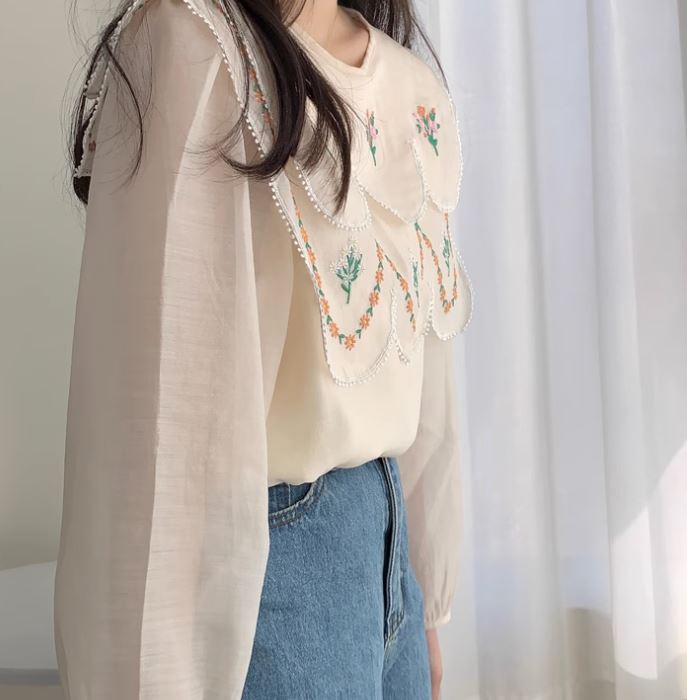 Bluza Junia cu detalii florale brodate
