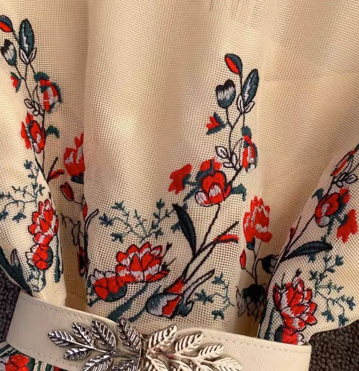 Rochie Kamina crem cu broderie florala si maneci tip clopot