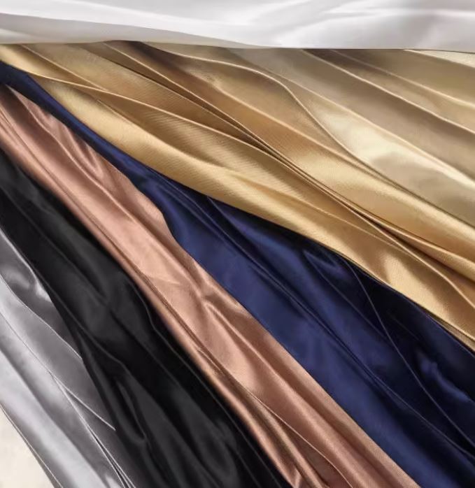 Fusta Aleria bej din material satinat, plisat si curea accesorizata in talie