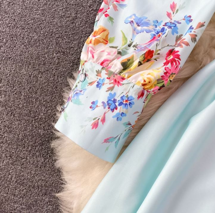 Rochie Danarys albastra cu imprimeu floral si curea accesorizata