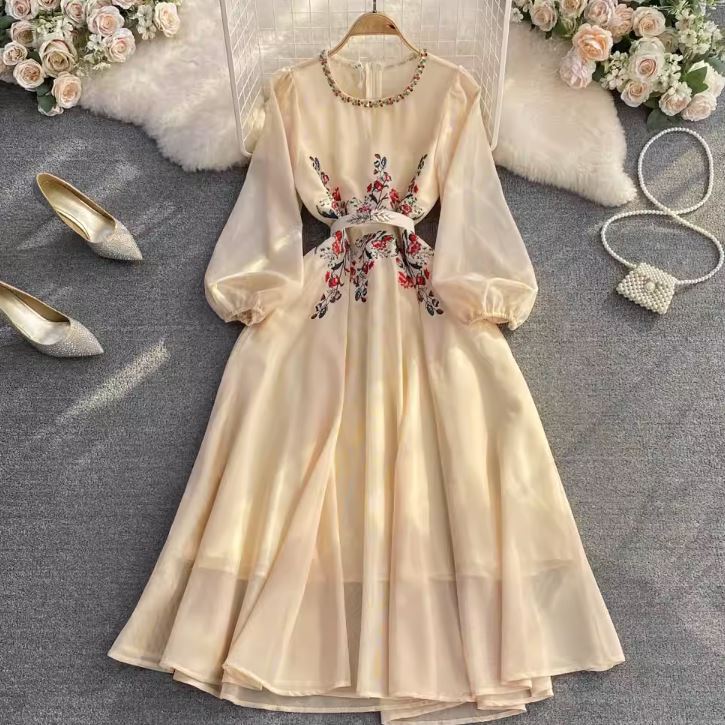 Rochie Kamina crem cu broderie florala si maneci tip clopot