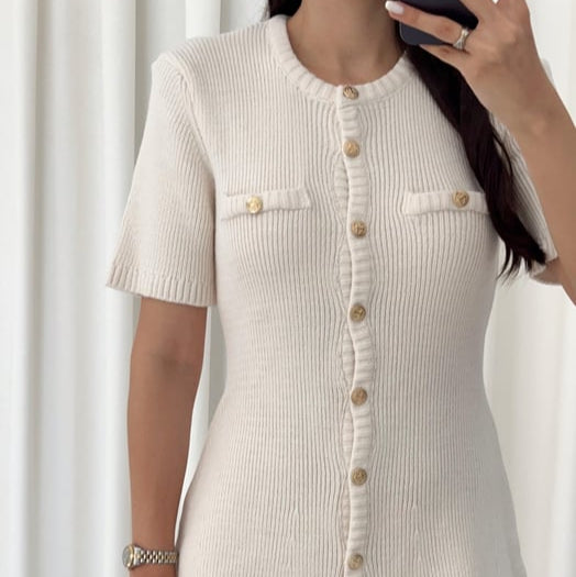 Rochie Kira din tricot cu inchidere prin nasturi