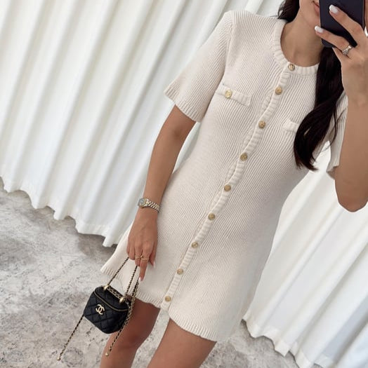 Rochie Kira din tricot cu inchidere prin nasturi