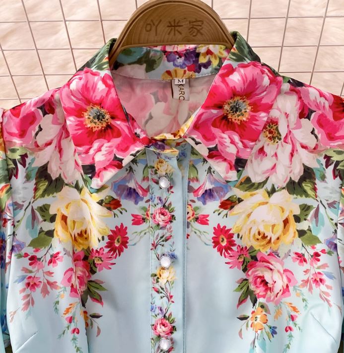 Rochie Danarys albastra cu imprimeu floral si curea accesorizata