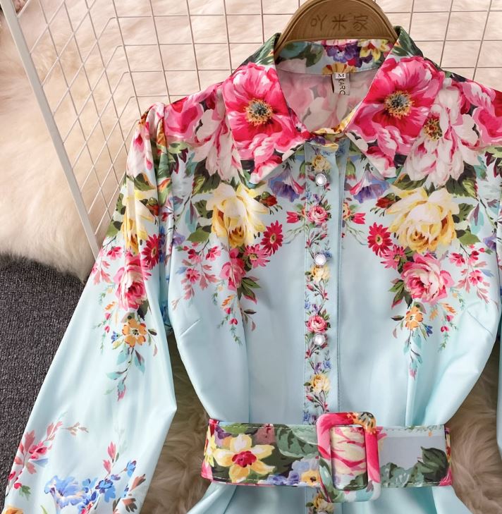 Rochie Danarys albastra cu imprimeu floral si curea accesorizata