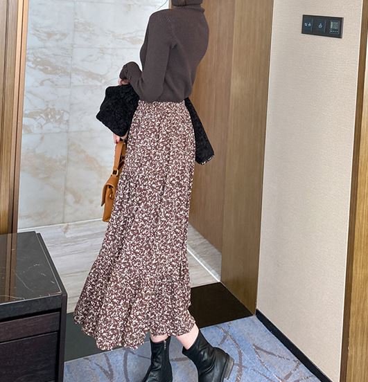 Bluza Raella maro inchis din tricot reiat cu nasturi la mansete