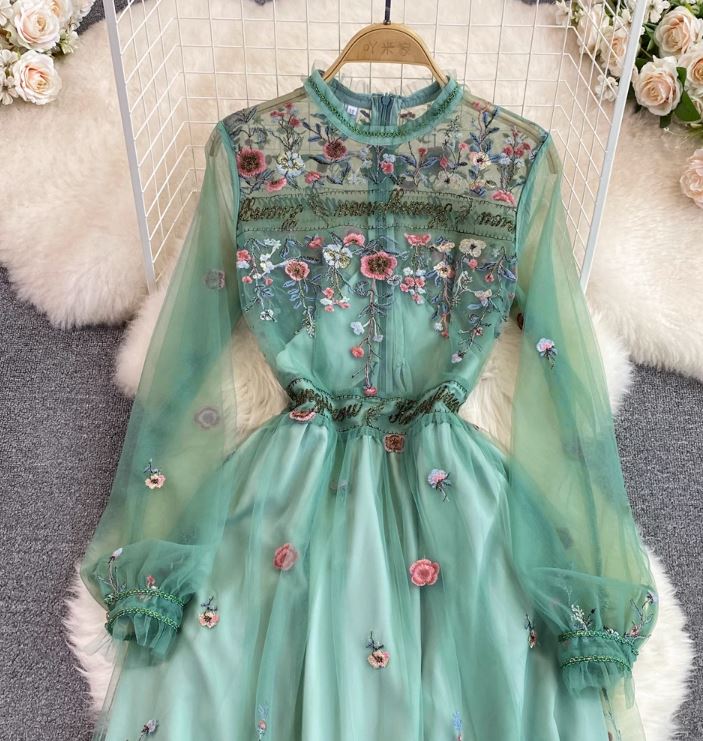 Rochie Laila verde cu broderie florala