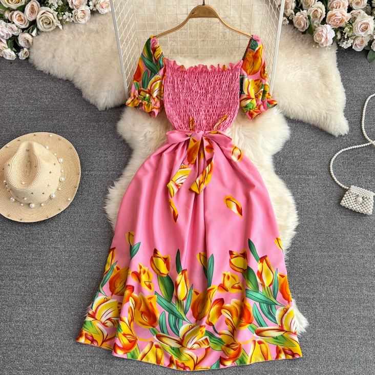 Rochie Lanna roz deschis cu decolteu patrat si imprimeu floral
