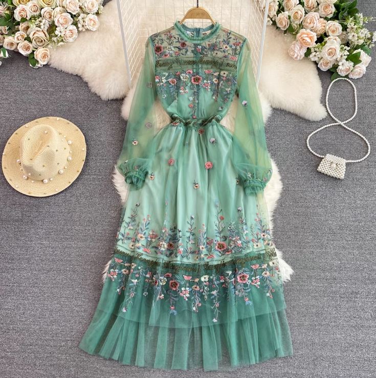 Rochie Laila verde cu broderie florala