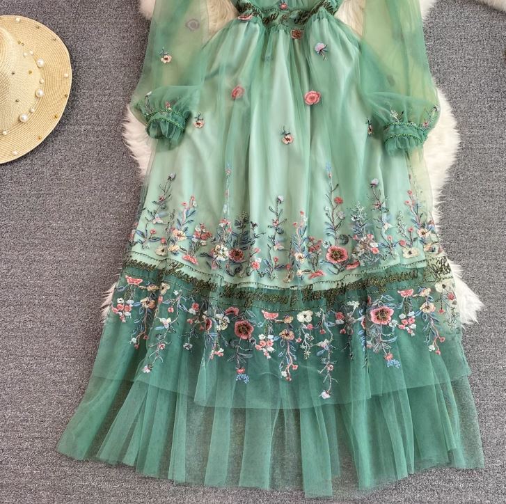 Rochie Laila verde cu broderie florala