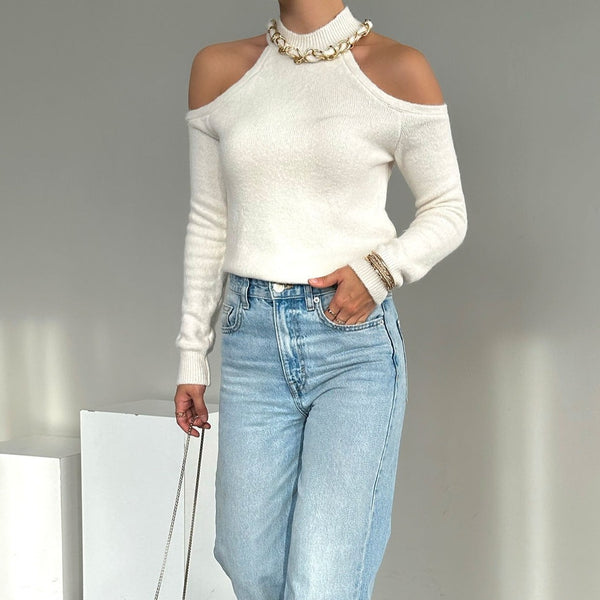 Bluza Coralie crem cu decupaje la umeri si lant la gat