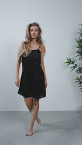 Rochie Hasha neagra accesorizata cu nasturi decorativi