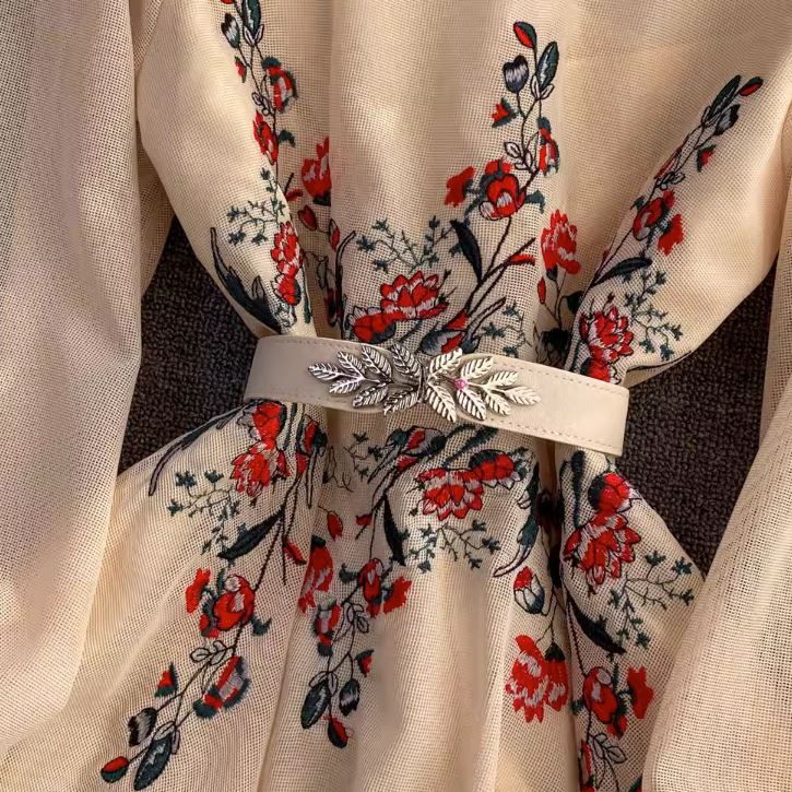 Rochie Kamina crem cu broderie florala si maneci tip clopot
