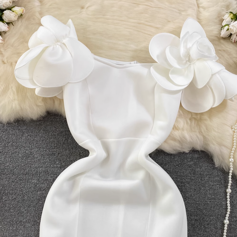 Rochie Enyta alba cu croi mulat si flori 3D pe umeri