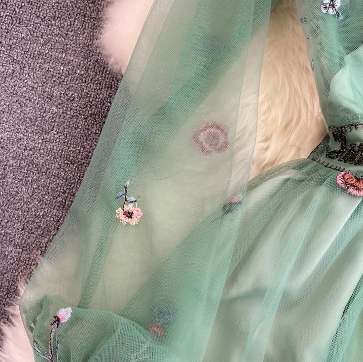 Rochie Laila verde cu broderie florala
