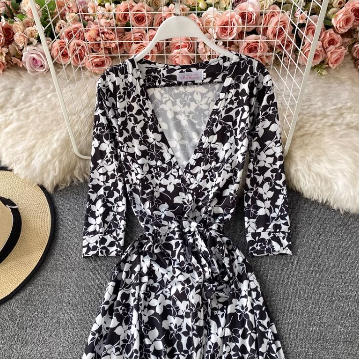Rochie Artella negru petrecuta cu decolteu in V