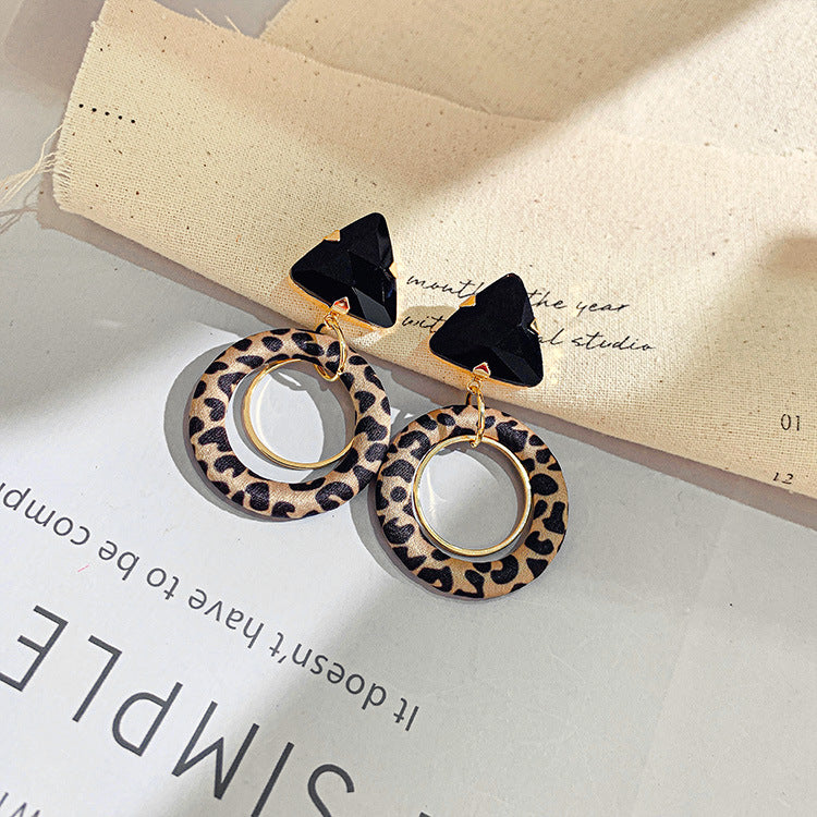 Cercei cu cristal triunghiular si pandantiv rotund cu animal print, ace din argint