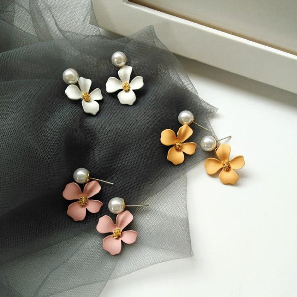 Cercei in forma de floare cu perla si ace de argint S925