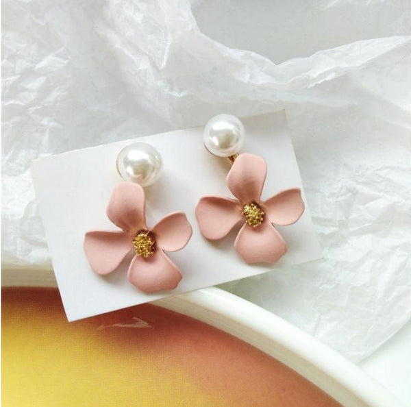 Cercei in forma de floare cu perla si ace de argint S925
