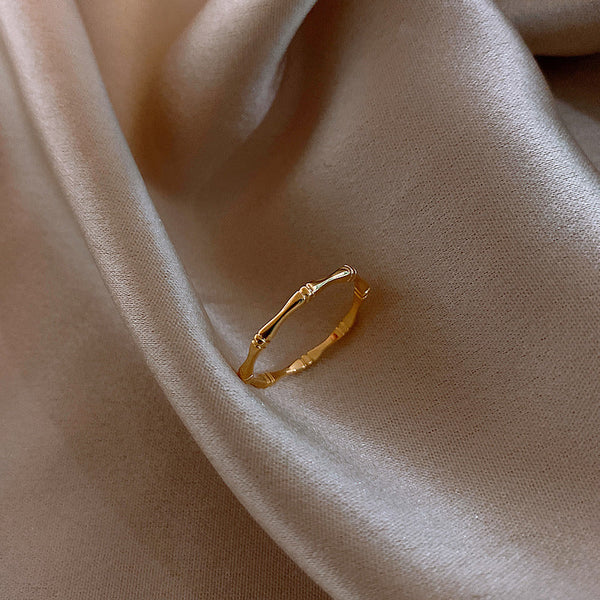 Inel subtire auriu, forma asimetrica