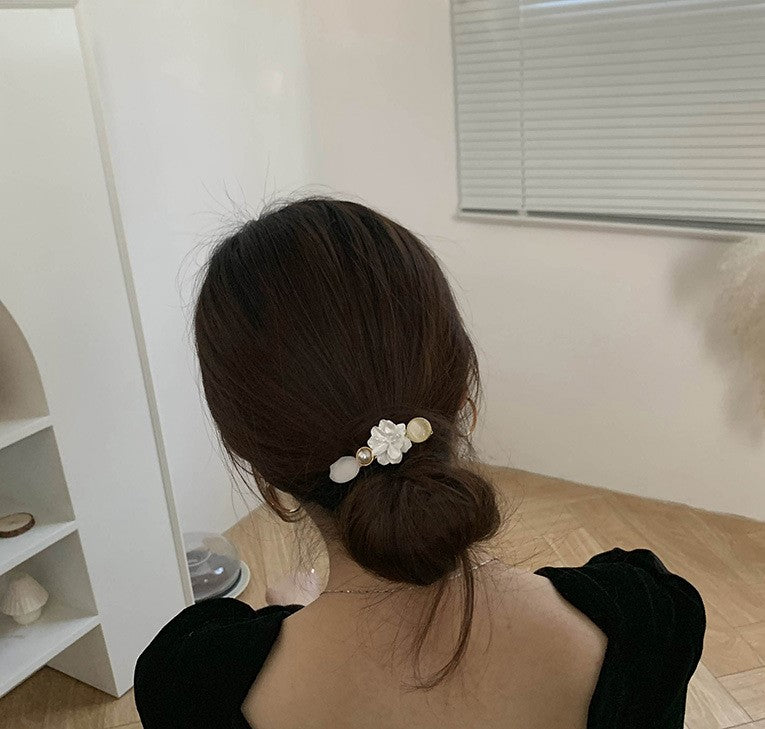 Clama de par cu floare alba, perla si pietre sidefate