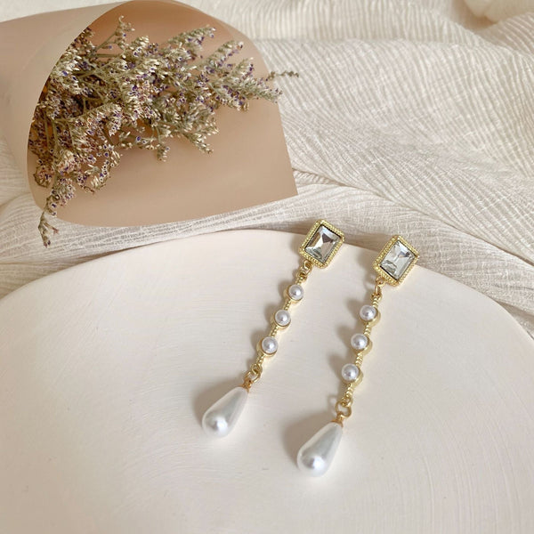 Cercei lungi cu cristal patrat incrustat si ciucuri in forma de perle, ace de argint S925