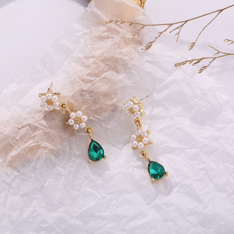 Cercei lungi cu perle mici in forma de flori si cristal verde, ace de argint S925
