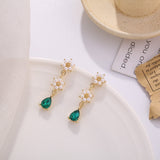 Cercei lungi cu perle mici in forma de flori si cristal verde, ace de argint S925