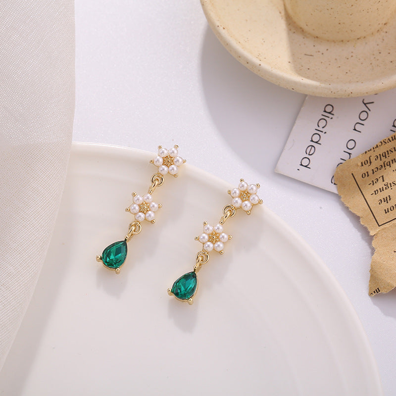 Cercei lungi cu perle mici in forma de flori si cristal verde, ace de argint S925