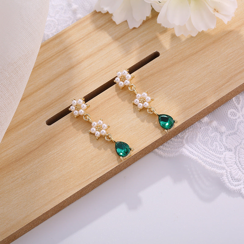 Cercei lungi cu perle mici in forma de flori si cristal verde, ace de argint S925
