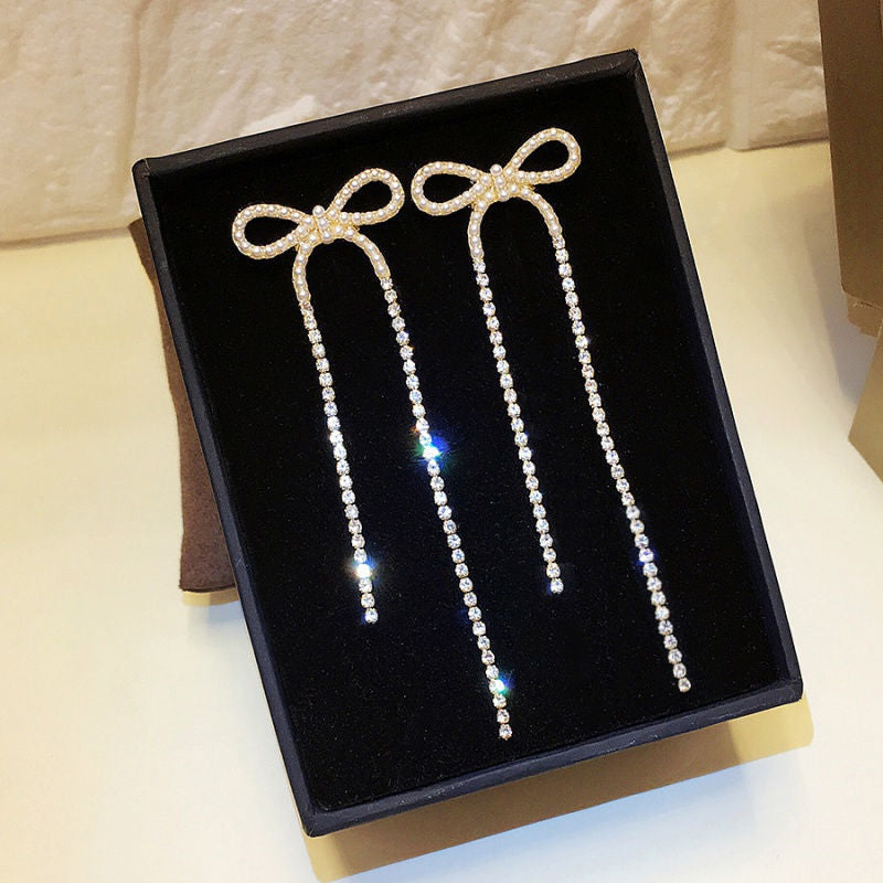 Cercei in forma de fundita cu ciucuri lungi si pietre strass, ace de aragint S925