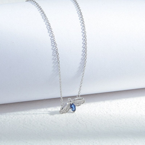 Lantisor cu fluture si cristal albastru incrustat cu pietre strass