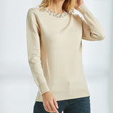 Pulover Rosemary crem din tricot moale cu decolteu si mansete accesorizate cu perle