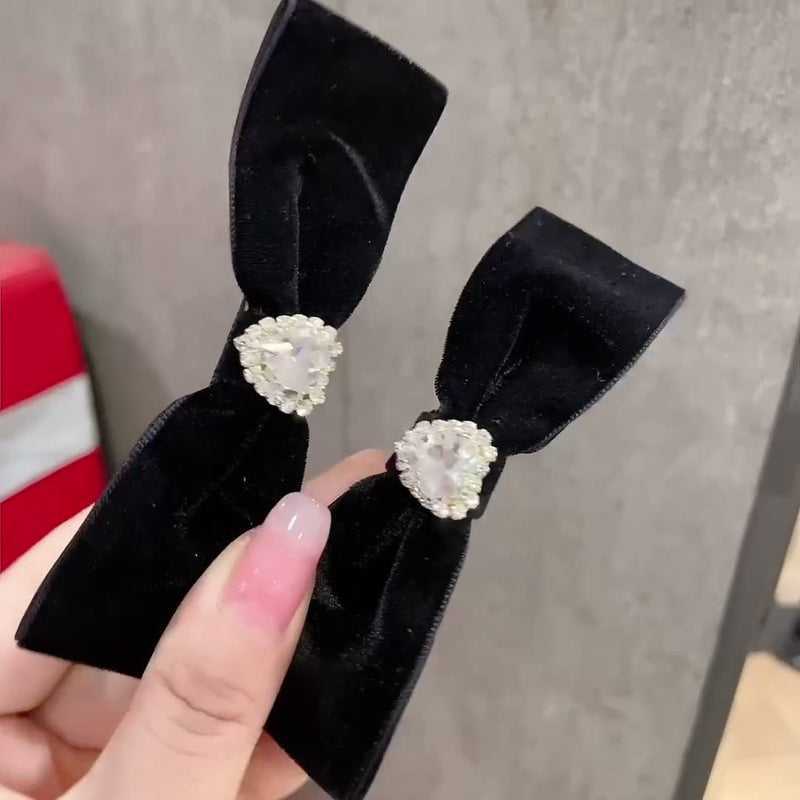 Set 2 agrafe tip funda din catifea accesorizate cu cristal in forma de inima si pietre strass