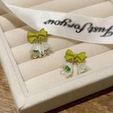 Cercei cu fundita verde si flori albe, cu clips sau ace de argint S925