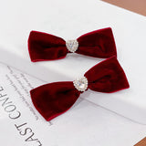 Set 2 agrafe tip funda din catifea accesorizate cu cristal in forma de inima si pietre strass