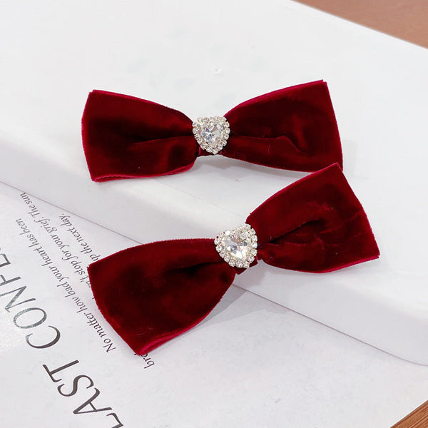 Set 2 agrafe tip funda din catifea accesorizate cu cristal in forma de inima si pietre strass